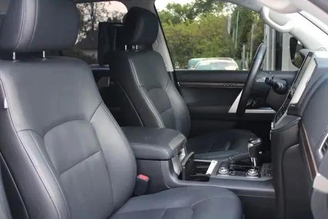 2017 Toyota Land Cruiser V8