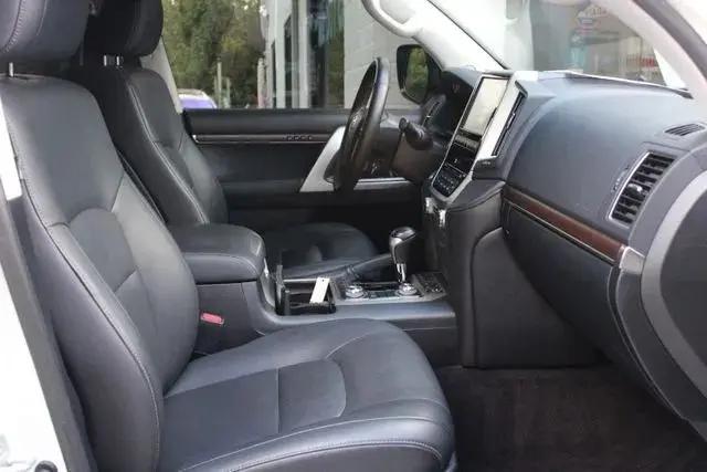 2017 Toyota Land Cruiser V8