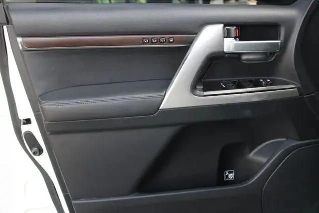 2017 Toyota Land Cruiser V8