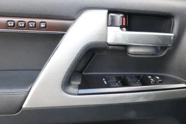 2017 Toyota Land Cruiser V8