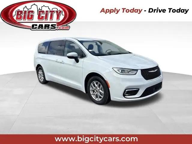 2023 Chrysler Pacifica Touring L for sale in Fort Wayne, IN