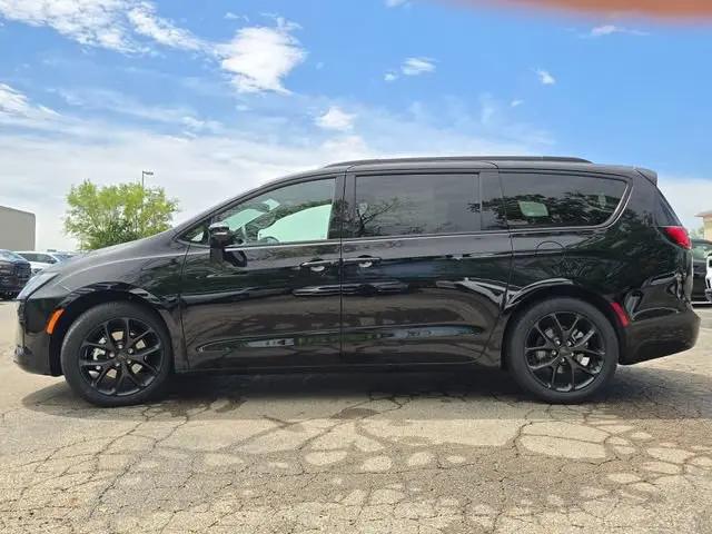 2027 Chrysler Pacifica Limited