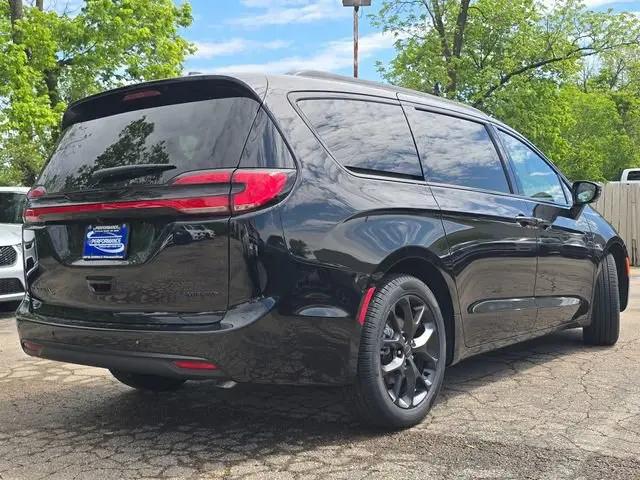 2027 Chrysler Pacifica Limited