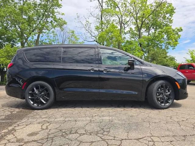 2027 Chrysler Pacifica Limited