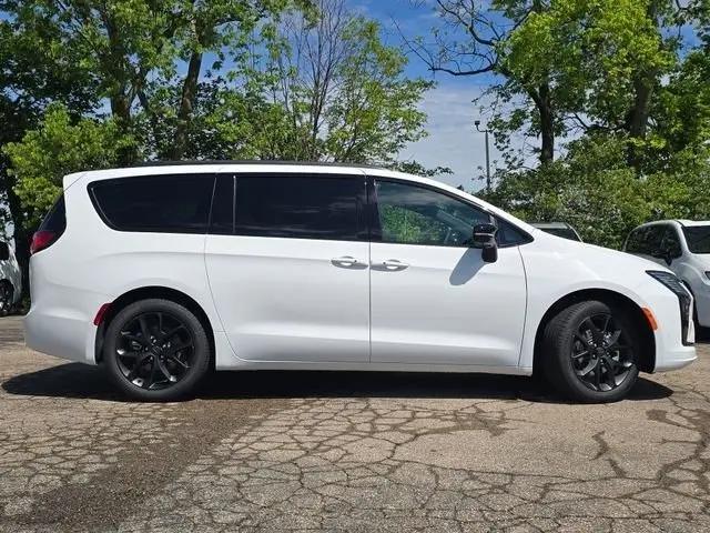 2027 Chrysler Pacifica Limited