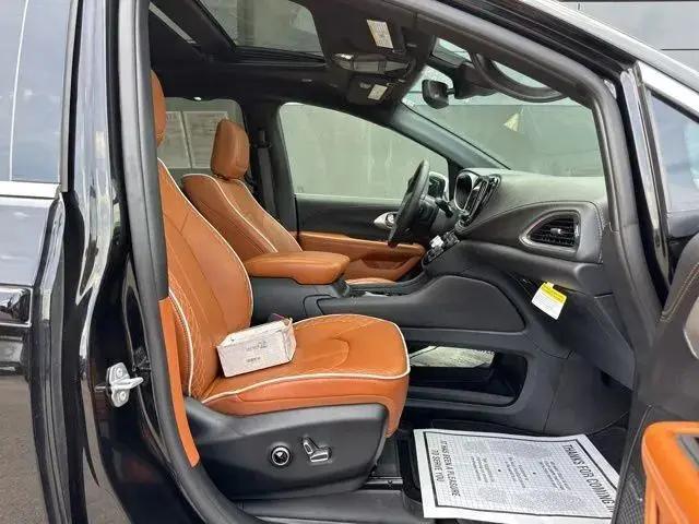 2025 Chrysler Pacifica Pinnacle AWD
