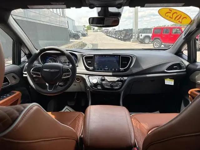 2025 Chrysler Pacifica Pinnacle AWD