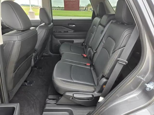 2025 Nissan Pathfinder SL FWD