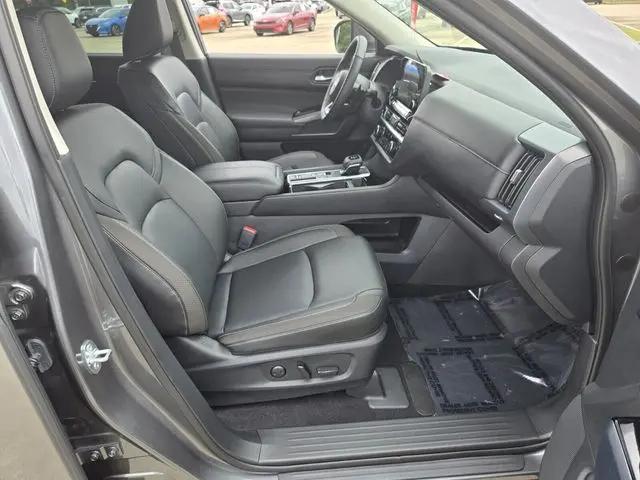 2025 Nissan Pathfinder SL FWD