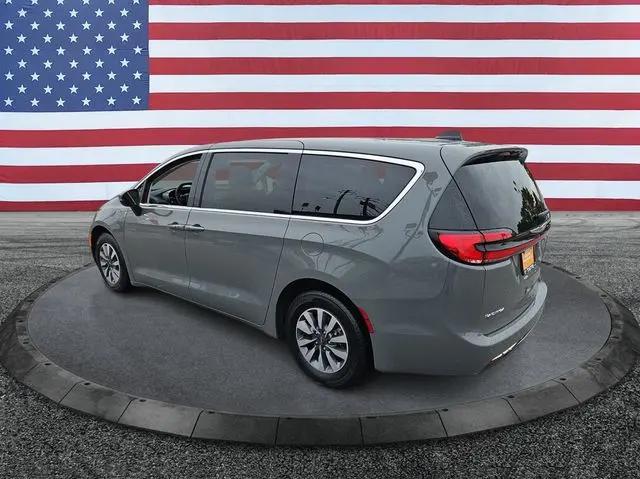 2023 Chrysler Pacifica Hybrid Touring L