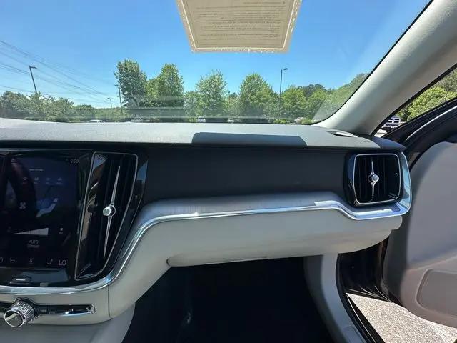 2022 Volvo S60 B5 Momentum