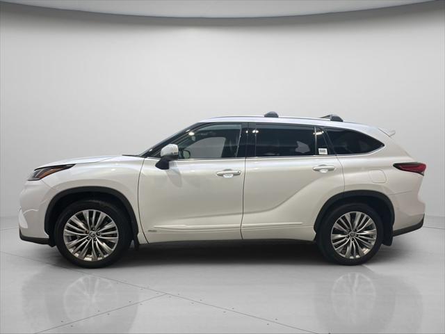 2022 Toyota Highlander Hybrid Platinum