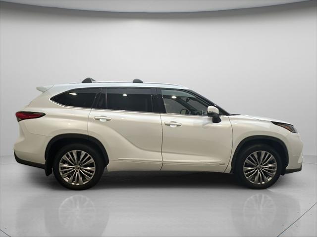 2022 Toyota Highlander Hybrid Platinum