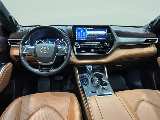 2022 Toyota Highlander Hybrid Platinum