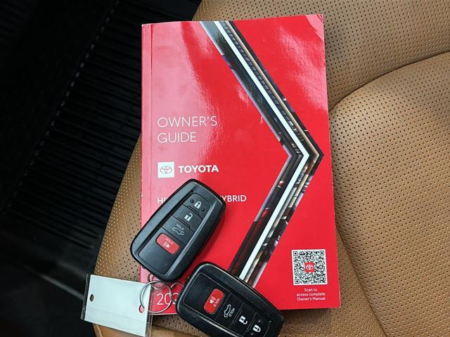 2022 Toyota Highlander Hybrid Platinum