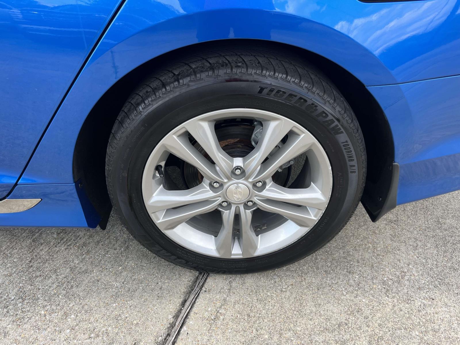 View vehicle photo 6