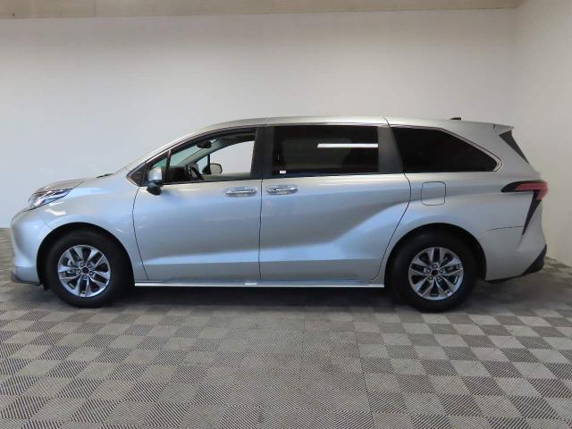 2022 Toyota Sienna XLE 8 Passenger