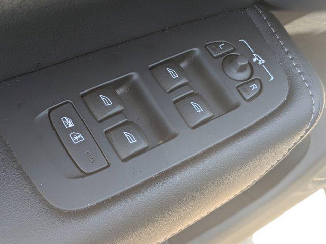 2023 Volvo XC60 B5 Ultimate Bright Theme