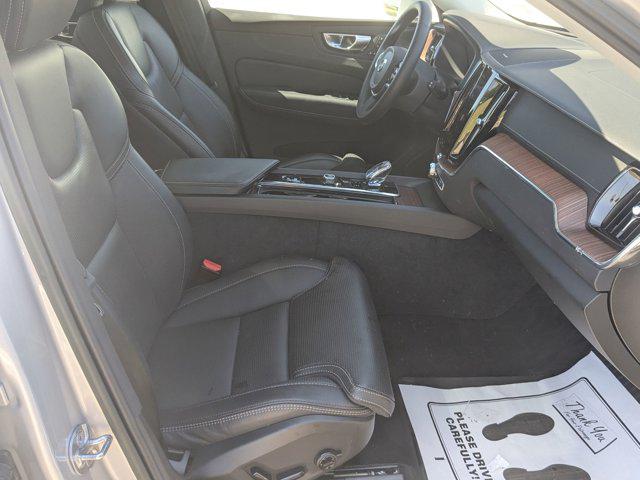 2023 Volvo XC60 B5 Ultimate Bright Theme