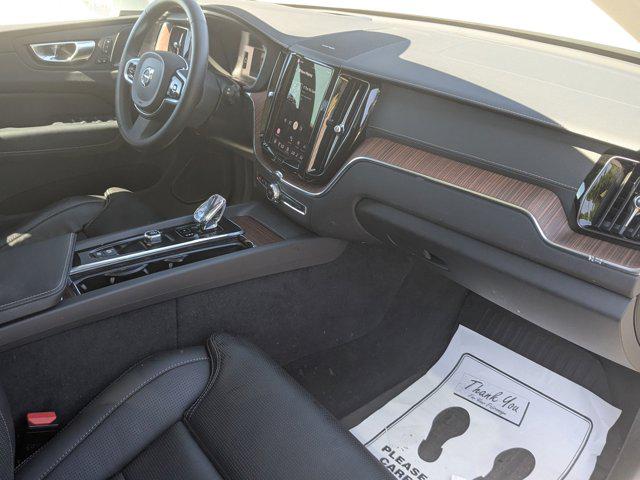 2023 Volvo XC60 B5 Ultimate Bright Theme