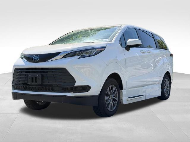 2023 Toyota Sienna LE