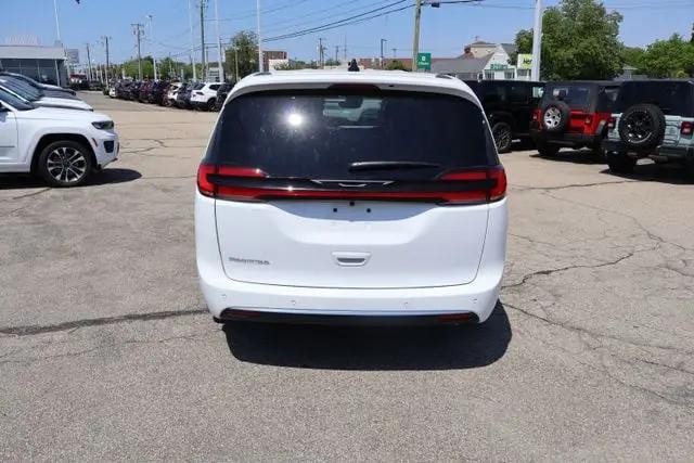 2027 Chrysler Pacifica Select