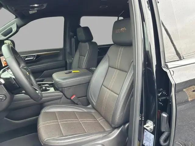 2025 Chevrolet Suburban 4WD High Country