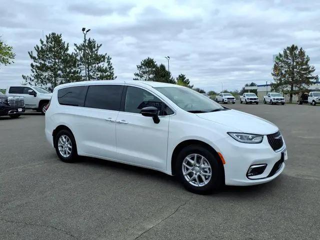 2025 Chrysler Pacifica Select for sale in Princeton, MN