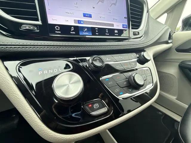2024 Chrysler Pacifica Hybrid Select