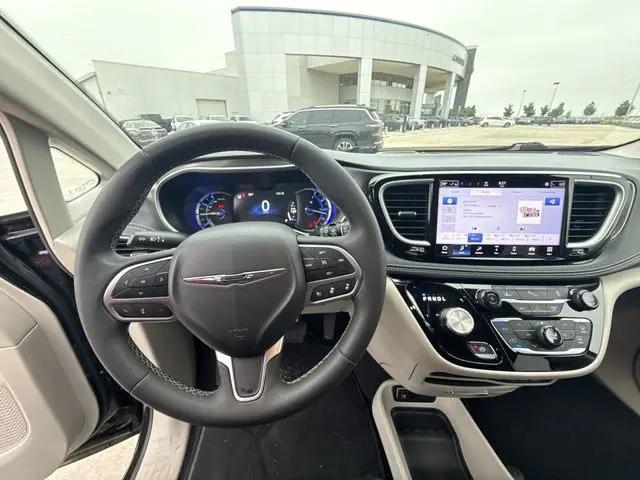 2024 Chrysler Pacifica Hybrid Select