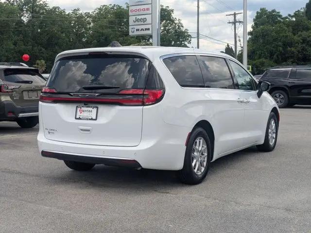 2027 Chrysler Pacifica Select