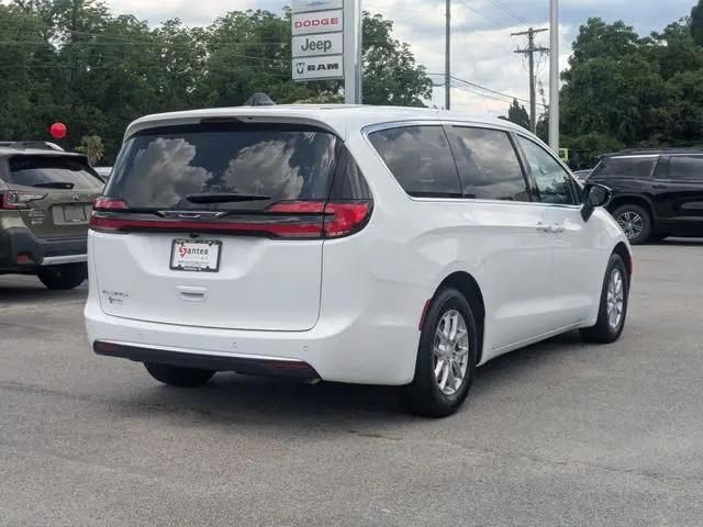 2027 Chrysler Pacifica Select