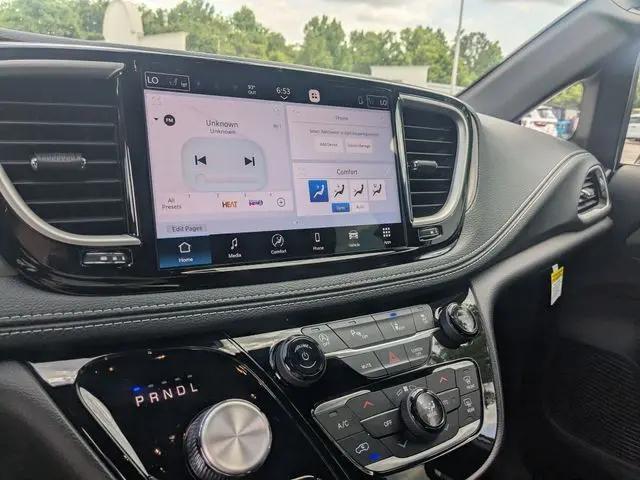 2027 Chrysler Pacifica Select