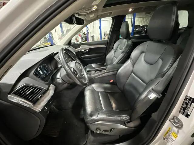 2022 Volvo XC90 T5 Momentum 7 Passenger