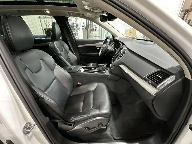 2022 Volvo XC90 T5 Momentum 7 Passenger