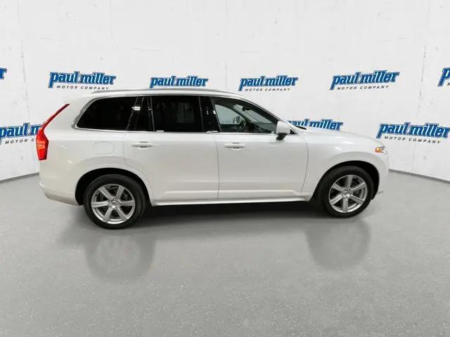 2022 Volvo XC90 T5 Momentum 7 Passenger