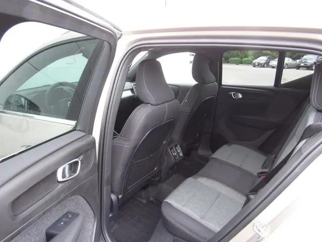 2024 Volvo XC40 B5 Core Bright Theme