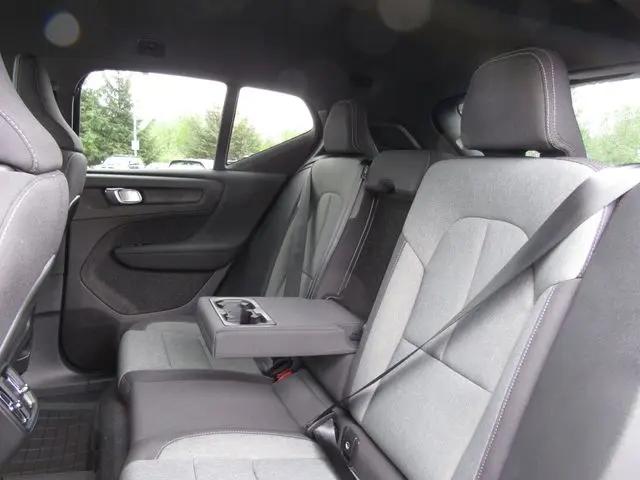 2024 Volvo XC40 B5 Core Bright Theme