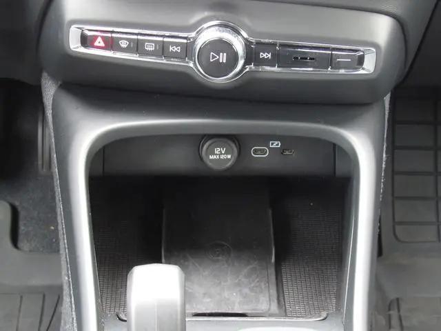 2024 Volvo XC40 B5 Core Bright Theme