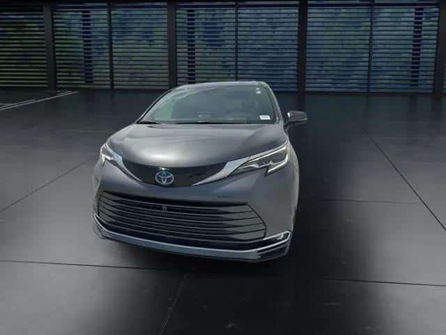 2025 Toyota Sienna Platinum
