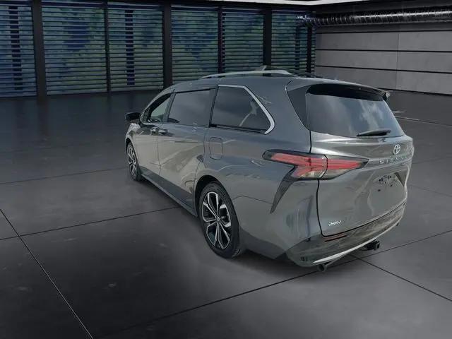 2025 Toyota Sienna Platinum