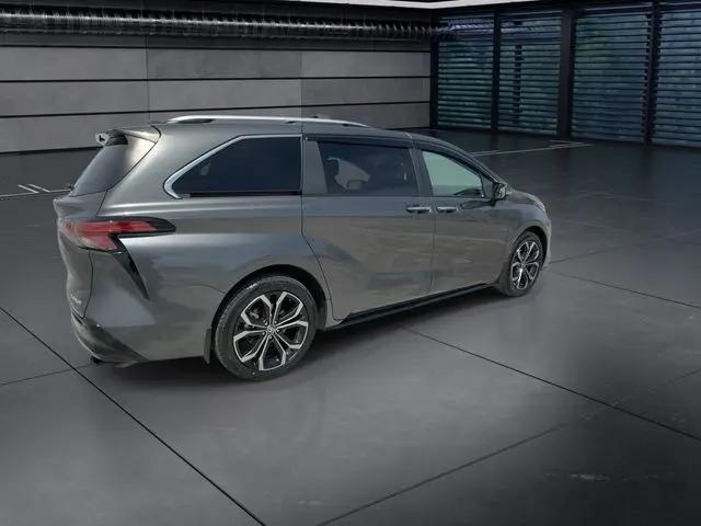 2025 Toyota Sienna Platinum