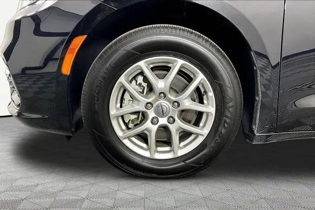 2025 Chrysler Pacifica Select