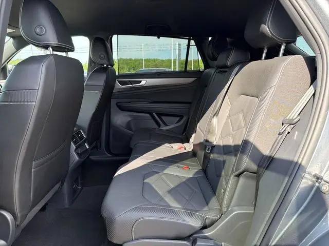 2025 Volkswagen Atlas Cross Sport 2.0T SE w/Technology