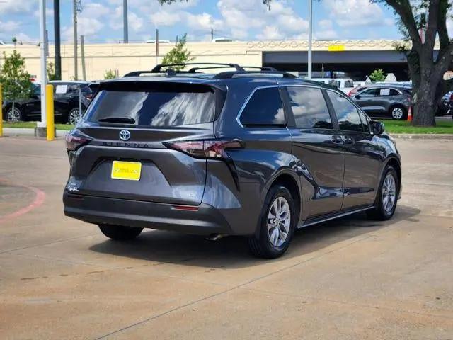 2025 Toyota Sienna LE