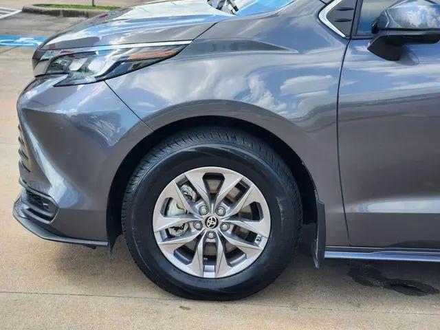 2025 Toyota Sienna LE