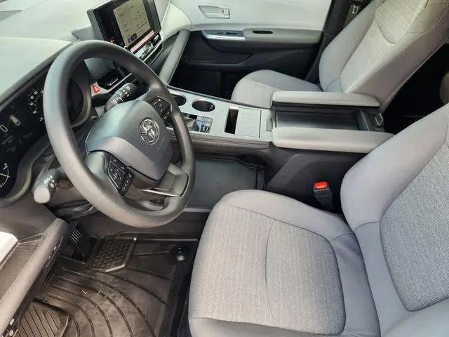 2025 Toyota Sienna LE
