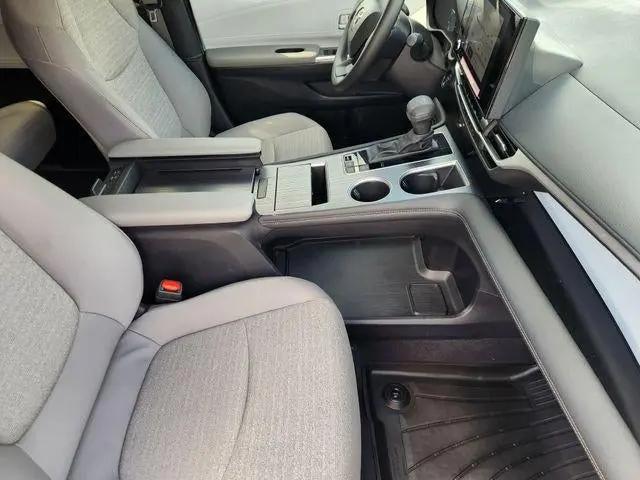 2025 Toyota Sienna LE