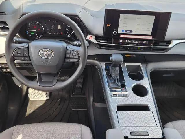 2025 Toyota Sienna LE