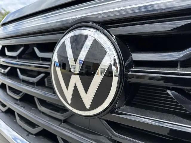 2026 Volkswagen Atlas Cross Sport SE with Technology